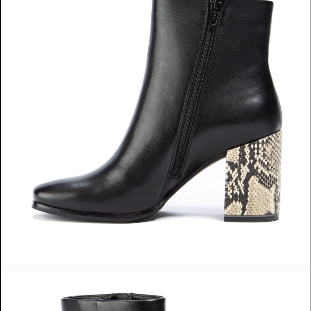 NWT Andrew Geller black snake print zip booties